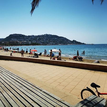Spacieux Appartement Rose Front Mer Et Piscine Roses Dış mekan fotoğraf