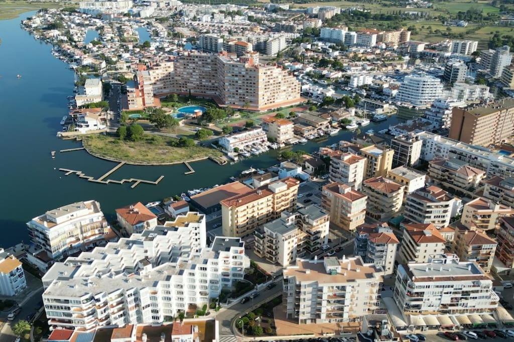 Spacieux Appartement Rose Front Mer Et Piscine Roses Dış mekan fotoğraf