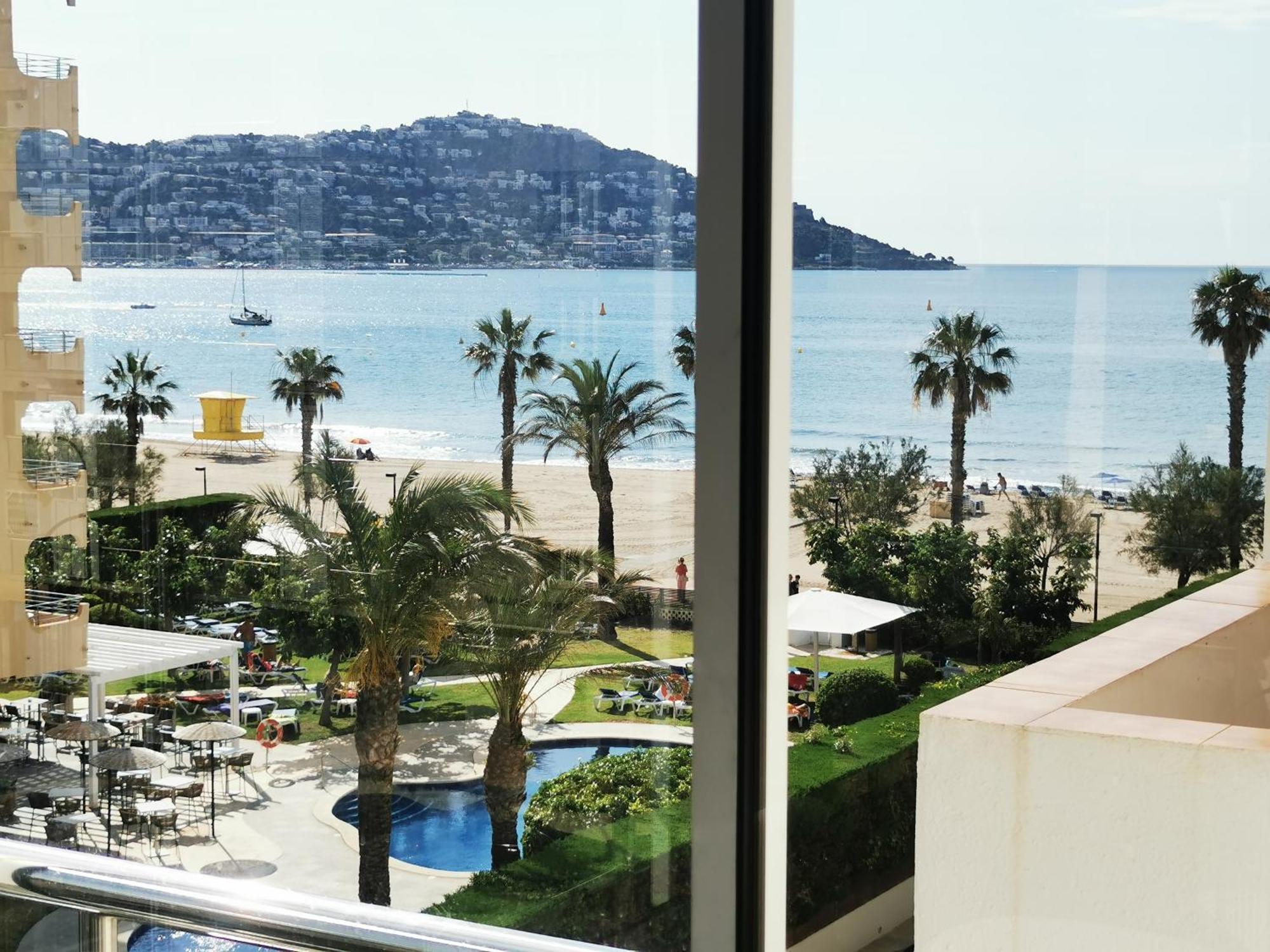Spacieux Appartement Rose Front Mer Et Piscine Roses Dış mekan fotoğraf