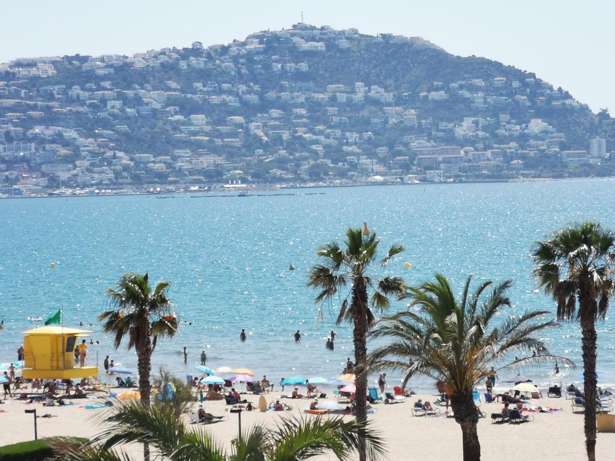 Spacieux Appartement Rose Front Mer Et Piscine Roses Dış mekan fotoğraf