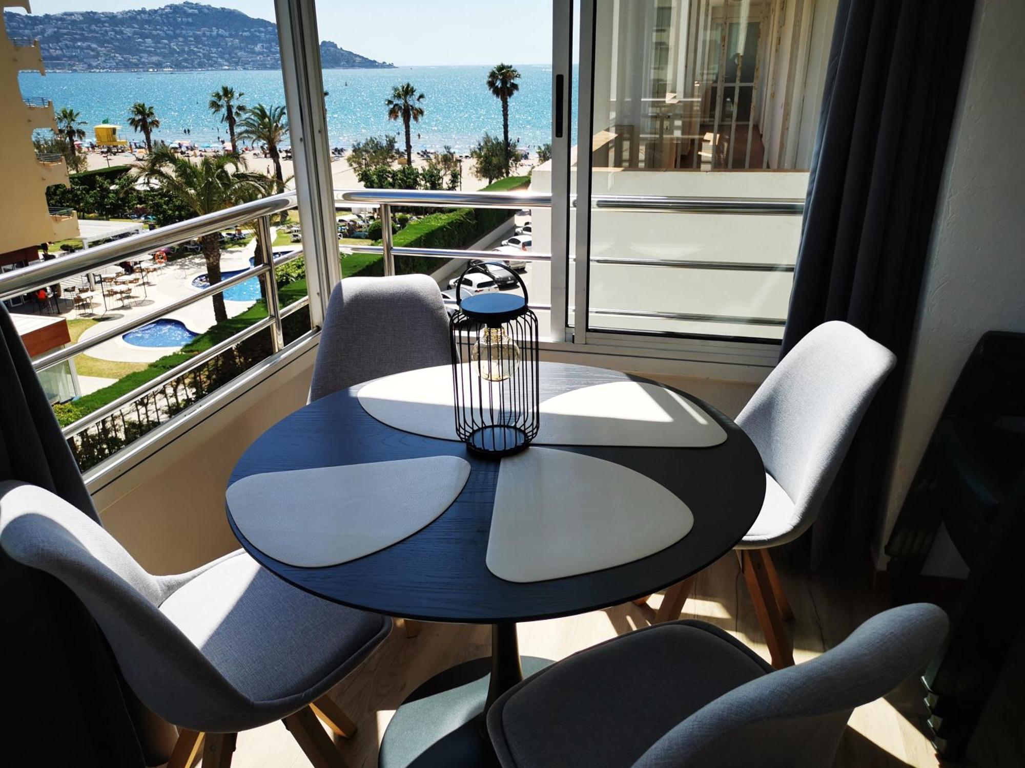 Spacieux Appartement Rose Front Mer Et Piscine Roses Dış mekan fotoğraf
