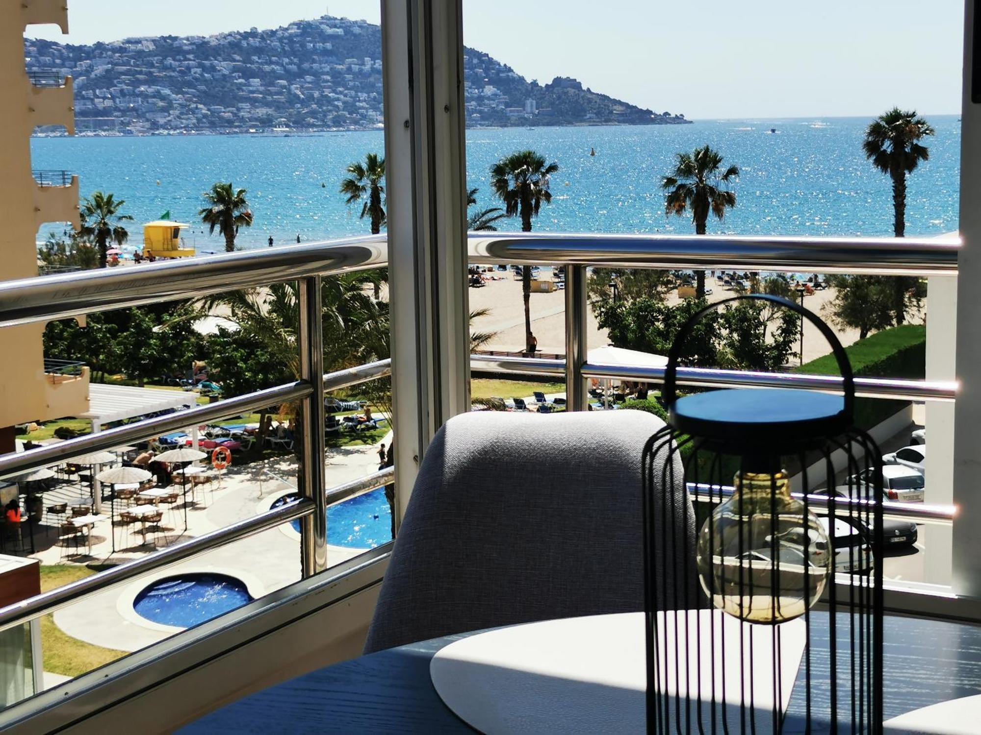 Spacieux Appartement Rose Front Mer Et Piscine Roses Dış mekan fotoğraf